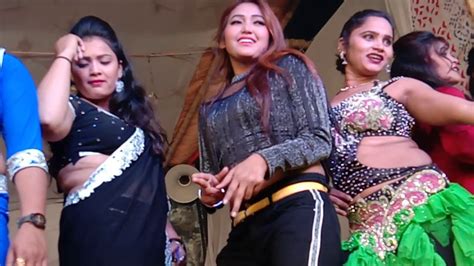 Desi youth makes Russian girl dance to Bhojpuri song in front of。